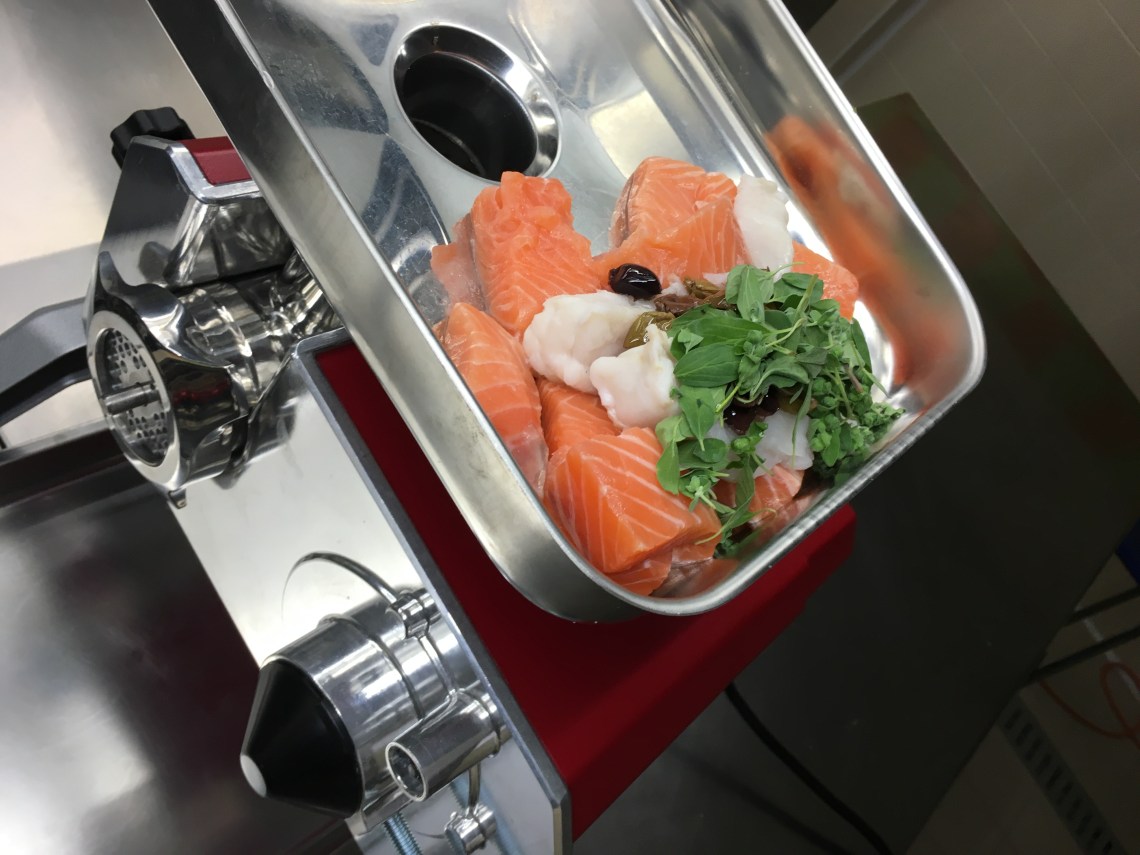 pesce, olive e maggiorana pronti al trito